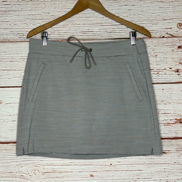 Athleta Modern Metro Striped Gray/White Women's Skort Size M - Picture 4 of 13